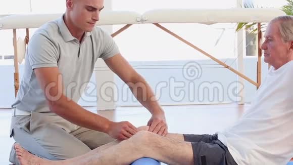 医生给病人按摩膝盖视频的预览图