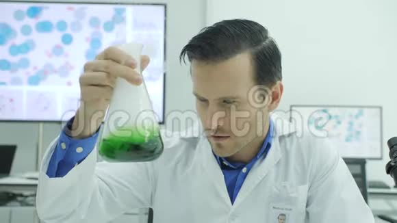 实验室里疯狂和疯狂科学家的肖像视频的预览图