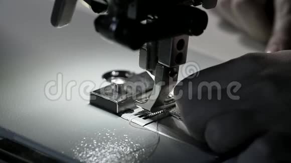 在缝纫机上工作的女性手的特写镜头缝纫机视频的预览图