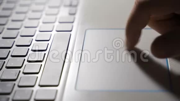 在办公室或家里用笔记本电脑特写男性手视频的预览图