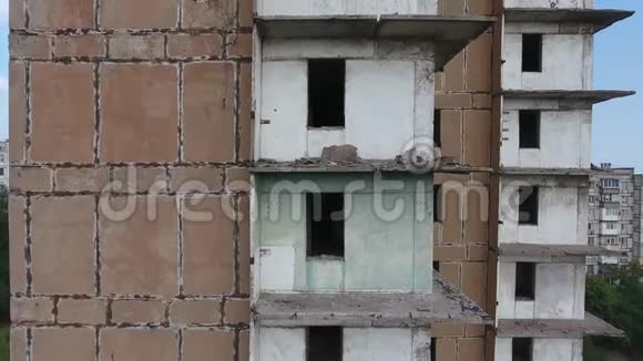 被废弃的高层建筑沿着楼层视频的预览图