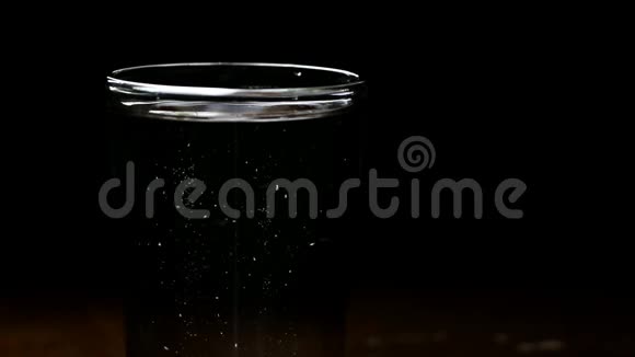 一杯有气泡的水视频的预览图