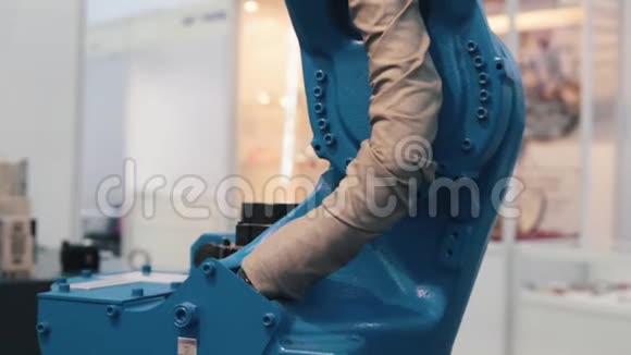 蓝色工业机器做它的工作一辆车床视频的预览图