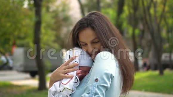 妈妈和她的新生儿快乐的母亲抱着她的孩子生育观念视频的预览图