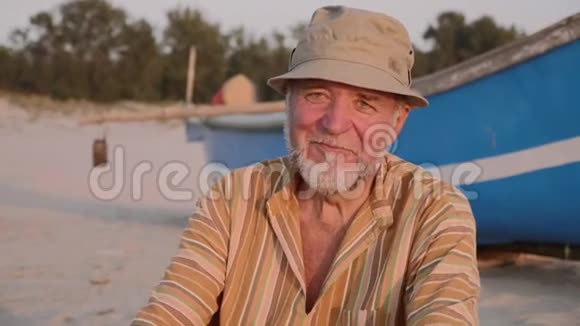 在他的渔船附近戴帽子的资深渔夫的肖像西西里视频的预览图