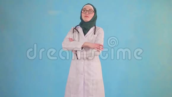 戴着头巾的年轻穆斯林医生视频的预览图