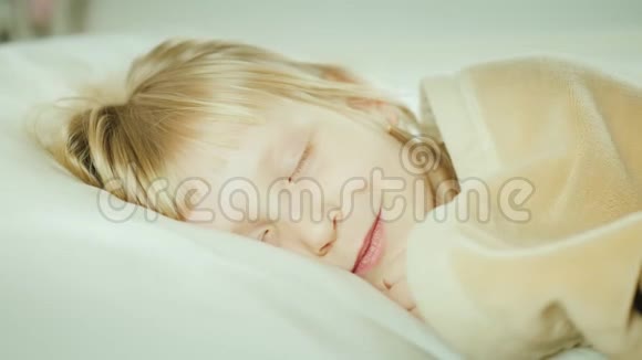 6岁的金发女孩睡在床上视频的预览图