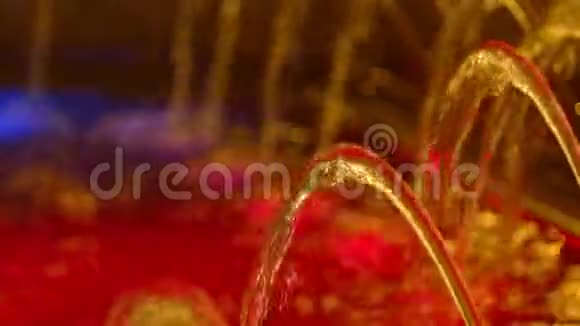 喷泉在夜间工作水中有红光视频的预览图