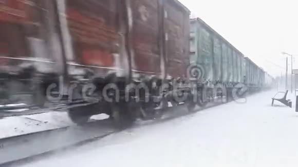 火车油罐车沿铁路行驶视频的预览图