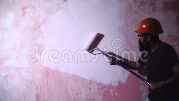 人画屋在DIY概念年轻人用滚筒画墙视频的预览图