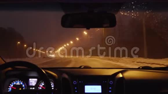 冬天在夜城开车从出租车上看视频的预览图