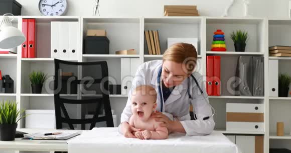 儿科医生抱着孩子躺在桌子上视频的预览图