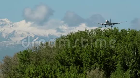 双引擎飞机接近背景是美丽的山脉视频的预览图