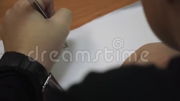 特写幼儿用笔在纸张上书写的手剪辑男孩用钢笔特写写作视频的预览图