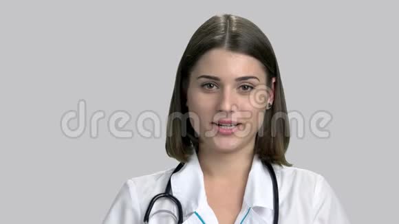 微笑美丽的医生与相机交谈视频的预览图