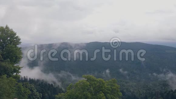 青山绿水峰峦叠嶂云雾缭绕视频的预览图