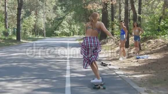 运动生活方式极端和人的概念美丽的女孩纹身骑着长板在阳光明媚的城市道路上视频的预览图