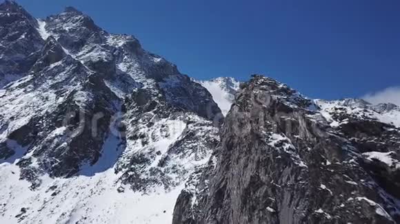 美丽的冬季空中飞行飞越山脉景观阿尔卑斯山冒险徒步旅行旅行的概念视频的预览图