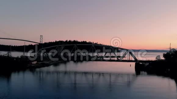 温哥华市中心斯坦利公园和狮子门大桥日落时的空中拍摄视频的预览图