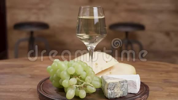 一杯美酒配葡萄和奶酪视频的预览图