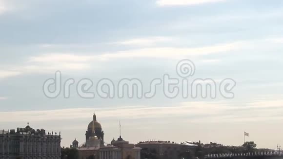 漂浮在圣彼得堡涅瓦河上的船上圣以撒大教堂穹顶隐士建筑视频的预览图