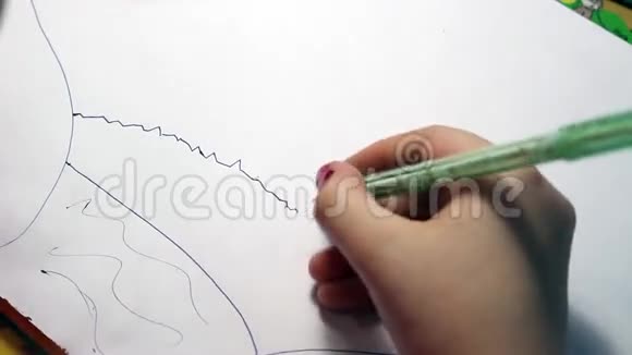 一个孩子画画视频的预览图