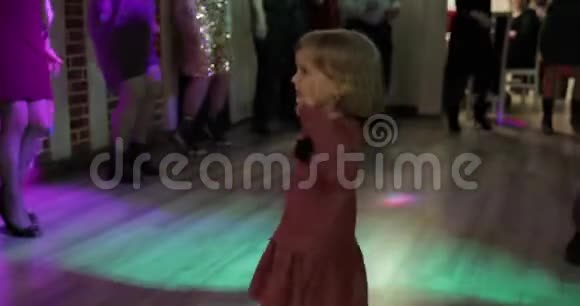 小孩子在拍子里跳舞感到开心微笑在迪斯科舞厅玩的女孩视频的预览图