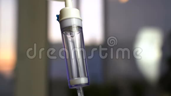 一家医院在一个金属案例中的一个大镜头在一个重症治疗室里有一滴盐水珠视频的预览图