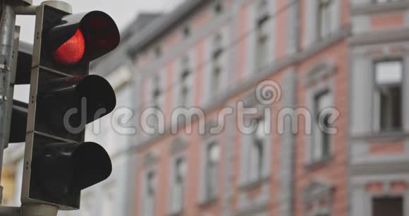 城市街道上的红色交通灯视频的预览图