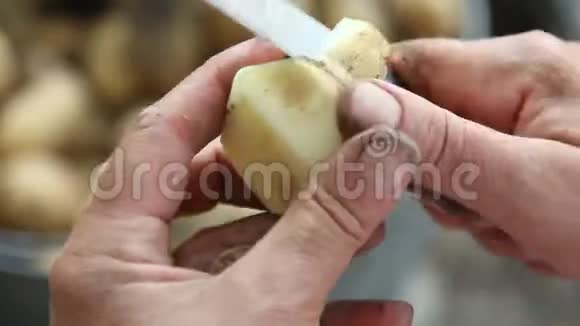 女人手洗土豆视频的预览图