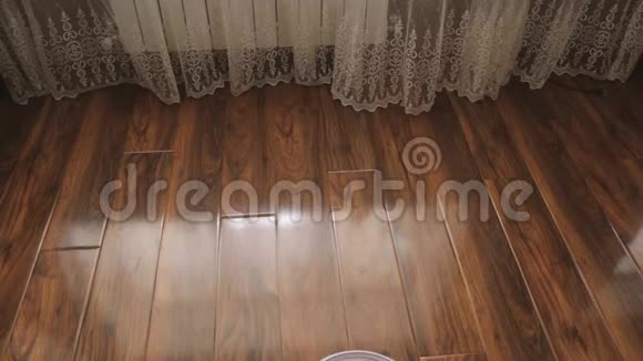 机器人吸尘器清洁地板灰尘聪明的房子视频的预览图
