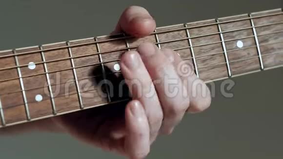 特写吉他手在白色背景上弹吉他视频的预览图