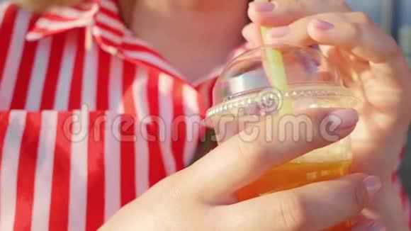 女孩喝橙汁坚持健康饮食和维生素平衡近距离射击视频的预览图