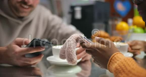 快乐的年轻多民族夫妇在早餐时使用手机应用程序视频的预览图