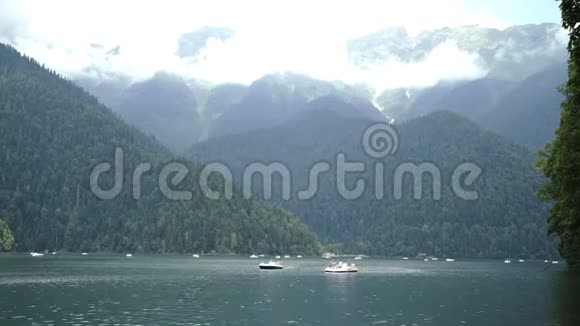 阿布哈兹山高山湖上的双体船视频的预览图