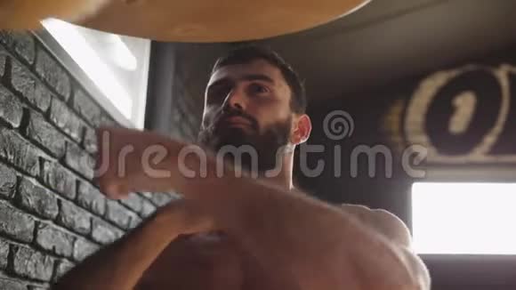 英俊的拳击手有黑色胡须在健身房用速度袋锻炼努力工作视频的预览图