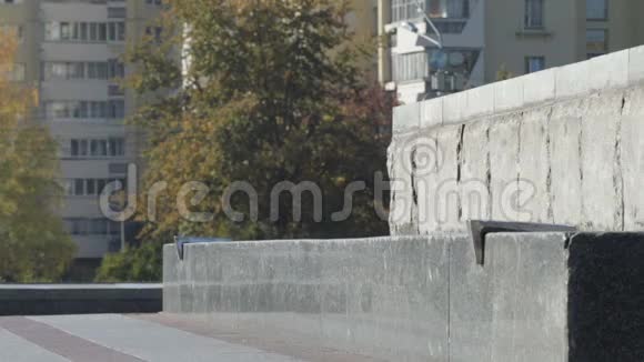 溜冰者在格兰尼特纪念碑上做磨刀动作慢动作视频视频的预览图