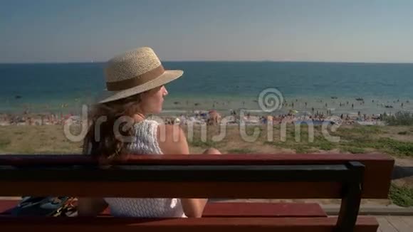 坐在长凳上的女人海视频的预览图