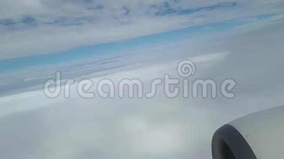 透过飞机舷窗观看天空飞机引擎通过飞机舷窗观看视频的预览图