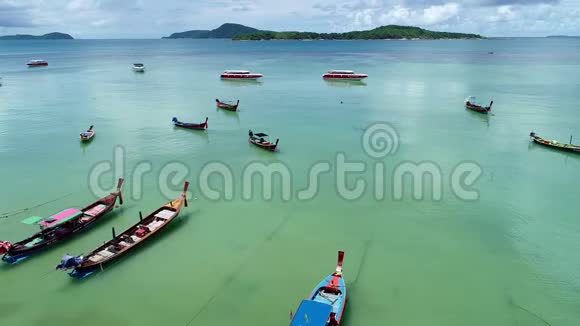 鸟瞰泰国传统长尾渔船在泰国普吉的热带海洋美丽海滩视频的预览图