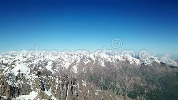 雪山全景蓝天棕色岩石空中观景水平观景视频的预览图