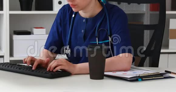 扭曲的图像医生坐在工作场所和在电脑上工作视频的预览图