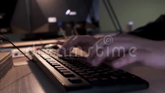 在办公室的一张木桌上用电脑键盘打字管理理念视频的预览图