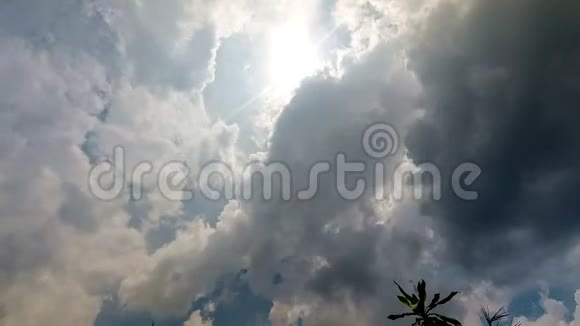 4K的热带云和天空时间视频的预览图