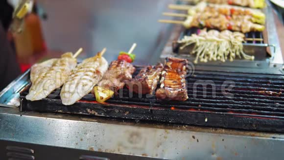 亚洲夜间食品市场烧烤架上的炸菖蒲鸡肉猪肉虾串视频的预览图