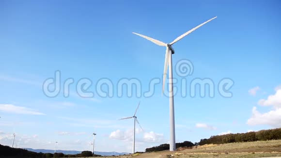 现代风力涡轮机产生可持续能源视频的预览图