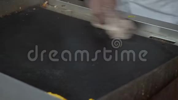 印度早餐用扁豆和多沙米饭做成的薄饼特写在户外烹饪印度街头快餐厨师视频的预览图