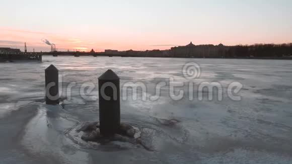 圣彼得堡冰冻的涅瓦河视频的预览图