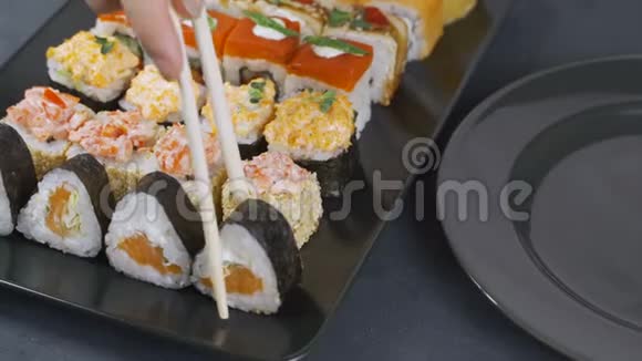 日本传统的空方黑石板镶有寿司生姜大豆芥末碗绿色视频的预览图