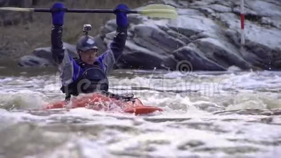 在皮划艇上行驶危险的山河视频的预览图